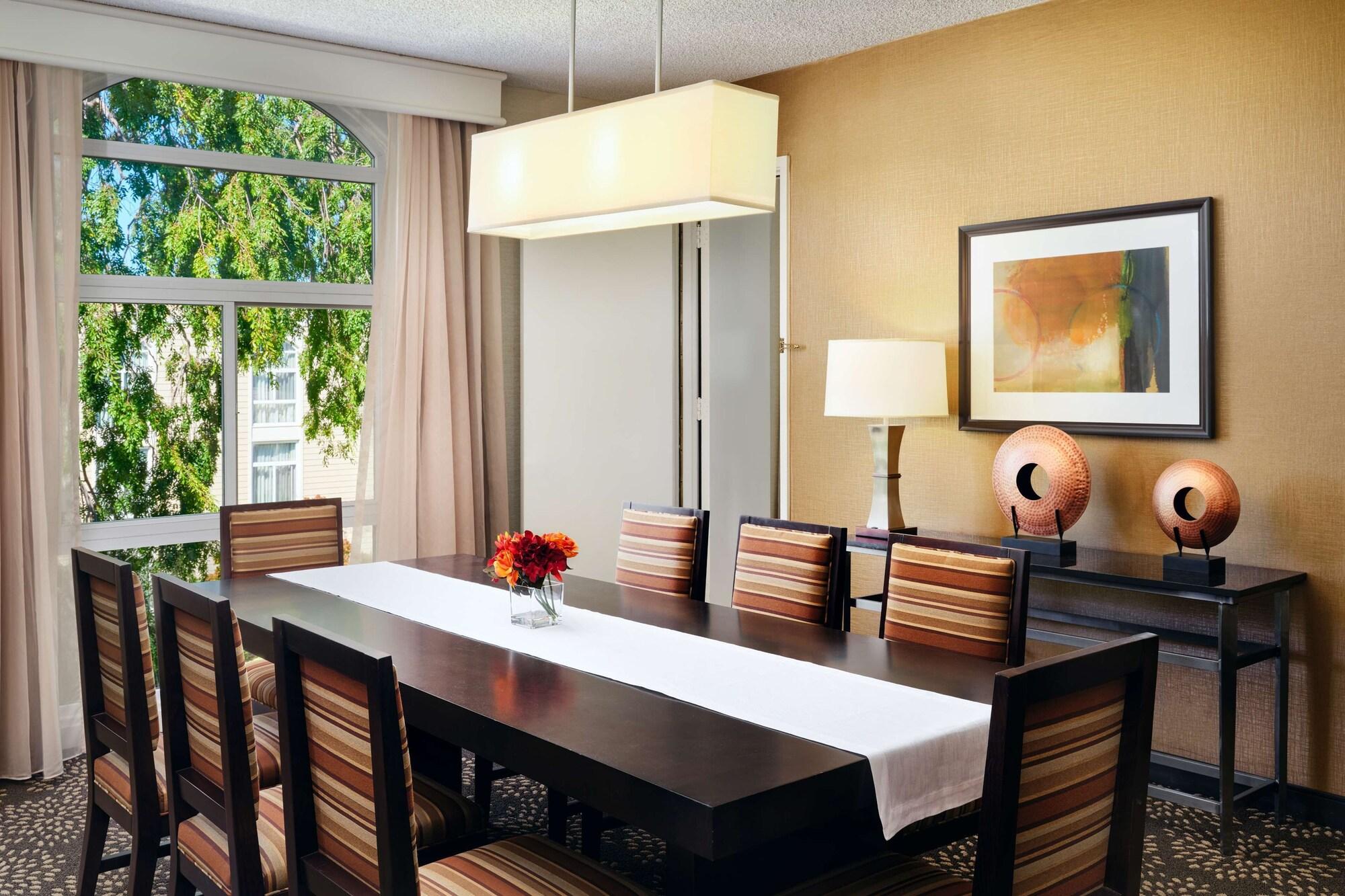 Hilton Airport Hotel 3*